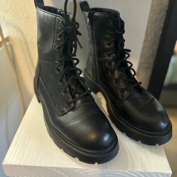 wide width boots size 81/2 but fit a size 10 since they are wide - Picture 1 of 2